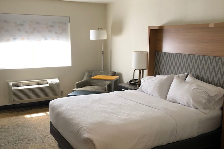 Standard Double Bed Accessible (2 of 11)