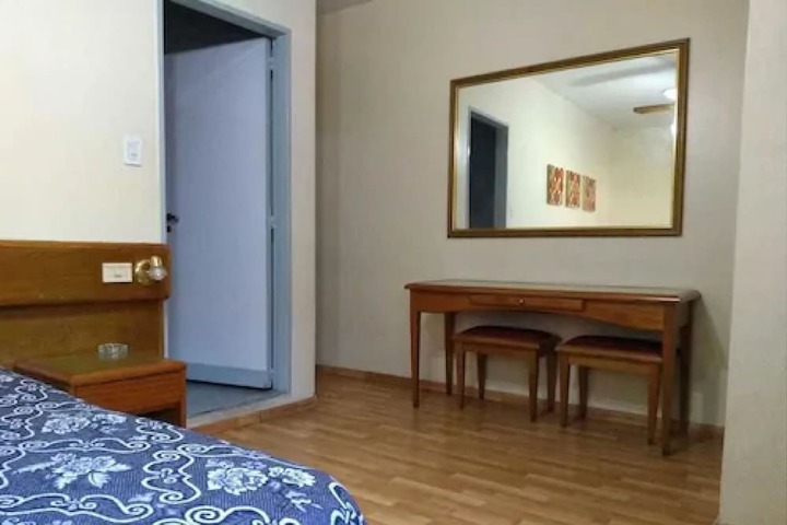 Room 7 of 18