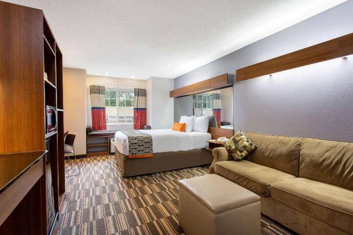 1 Queen Bed (10 of 26)