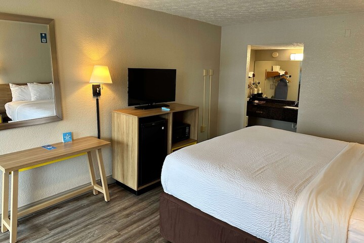 1 King Bed (3 of 8)