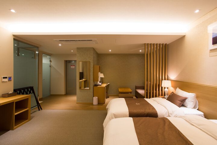 Room 13 of 145