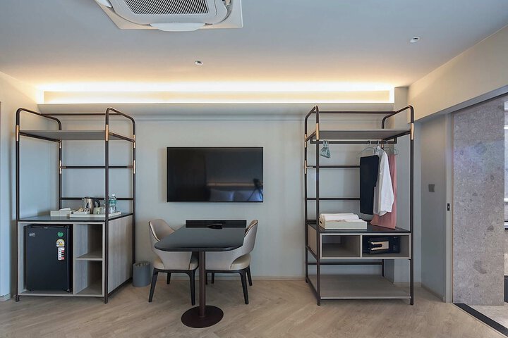 Room 34 of 212