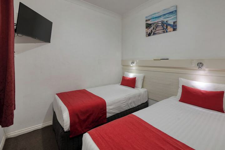 Room 10 of 28