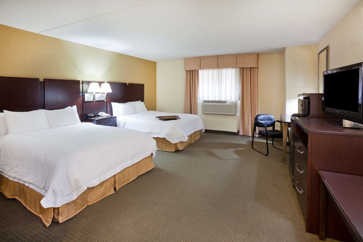 2 Queen Beds (6 of 17)