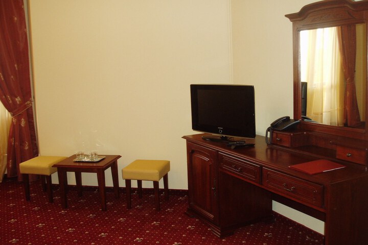 Room 17 of 33