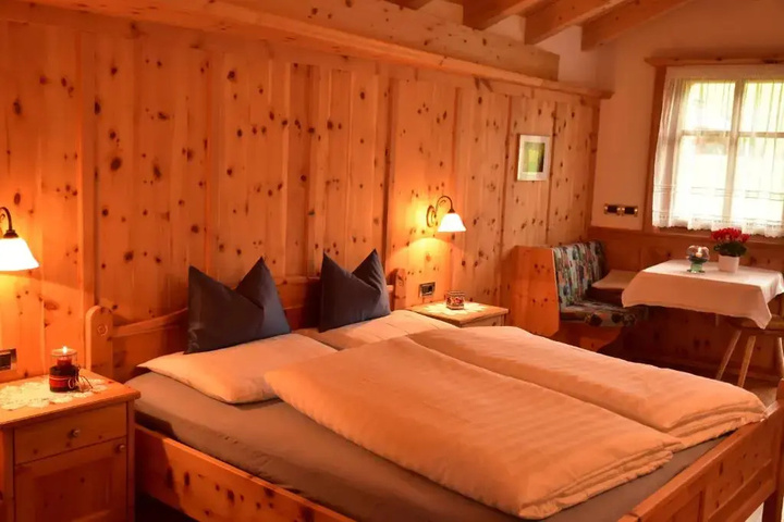 Room 4 of 11