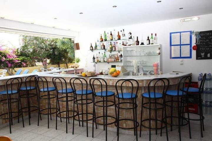 Lounge 20 of 26