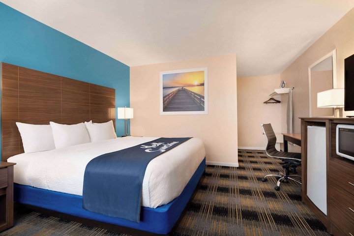 1 Queen Bed (4 of 4)