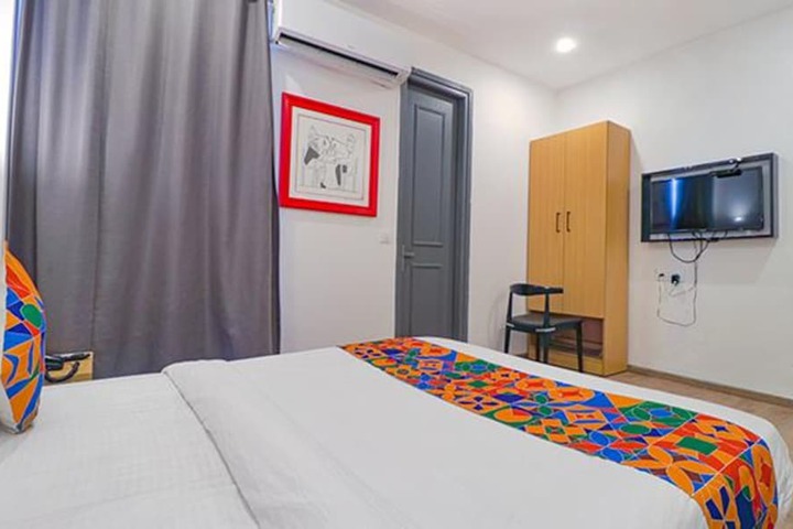 Room 13 of 32