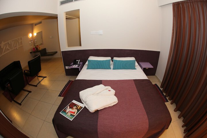 Room 8 of 32