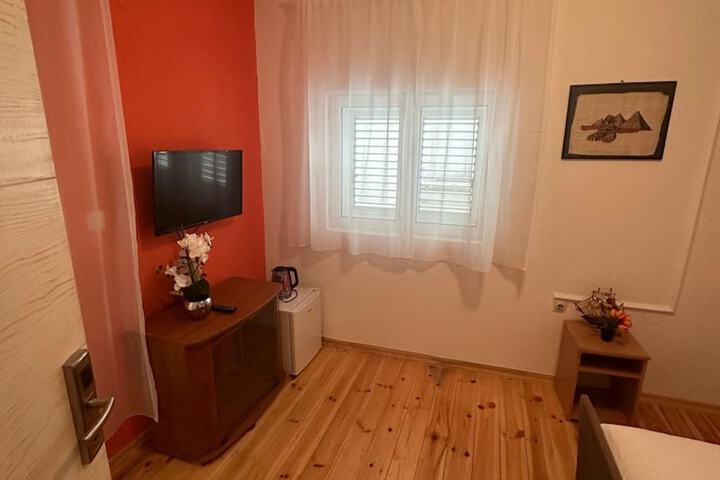 Room 2 of 44