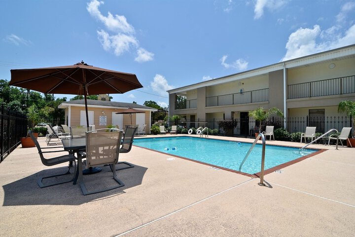 Hotel Pool