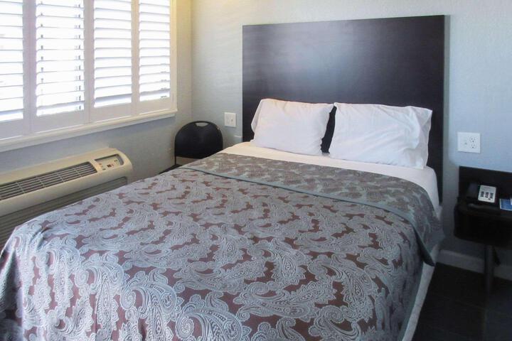 1 Queen Bed (5 of 8)