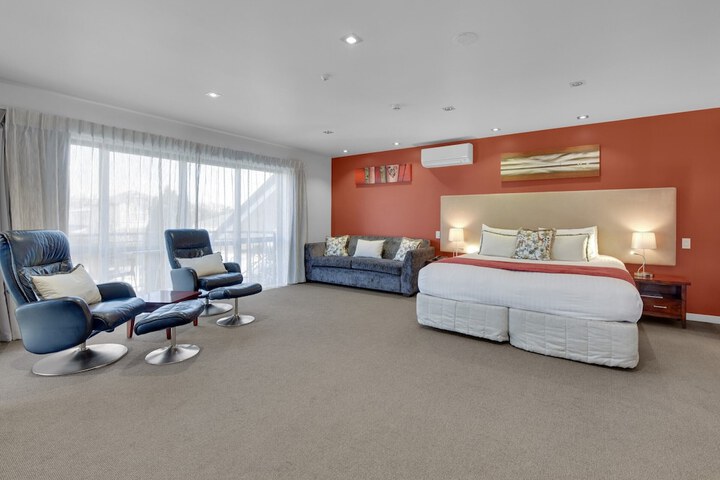 Room 12 of 77