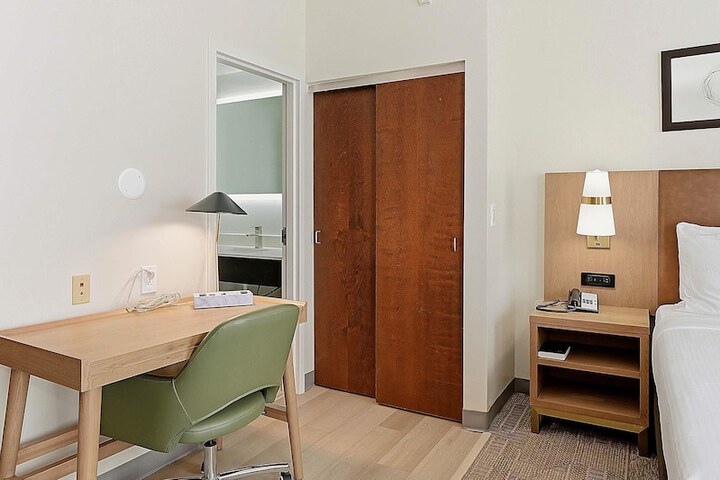Room 32 of 65