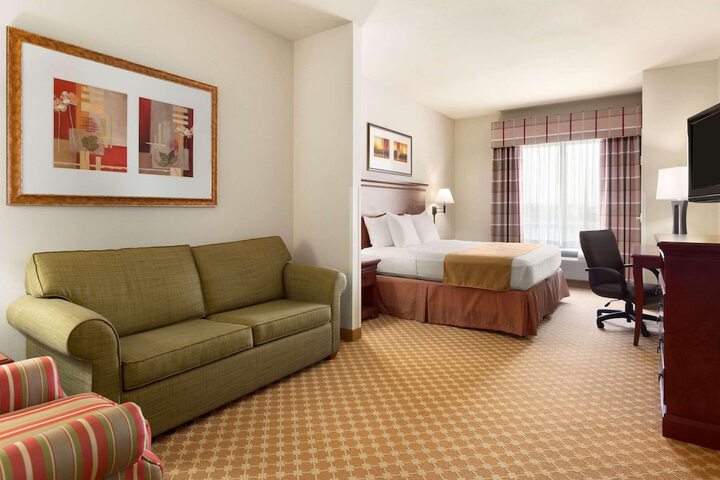 1 King Bed (2 of 6)