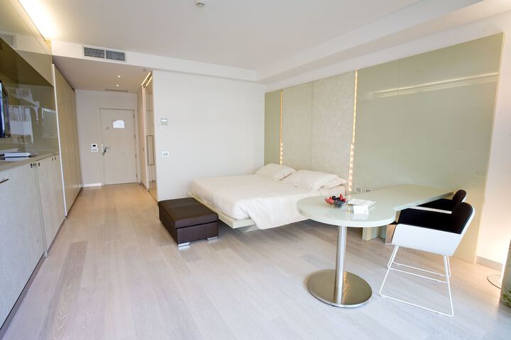 Room 8 of 82