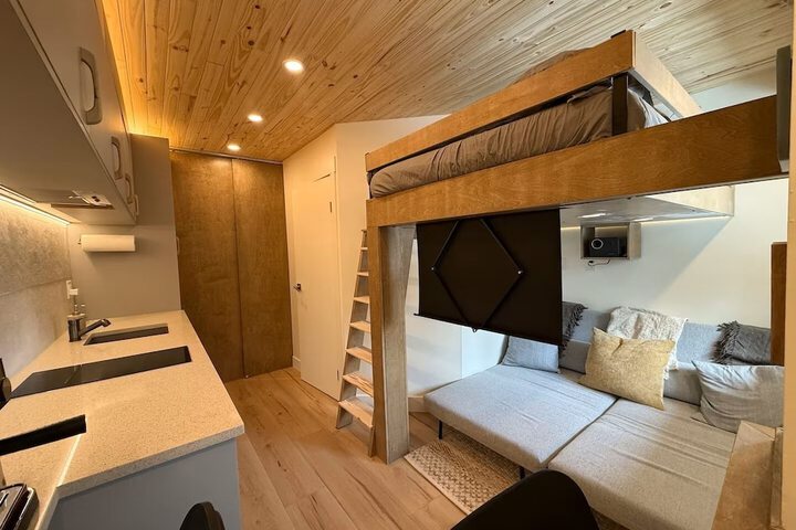Room 34 of 102