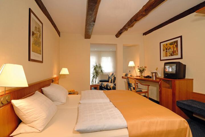 Room 10 of 25