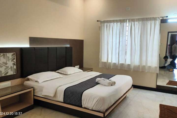 Room 10 of 14