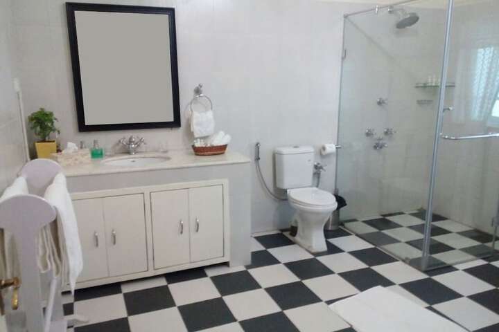Room 13 of 34