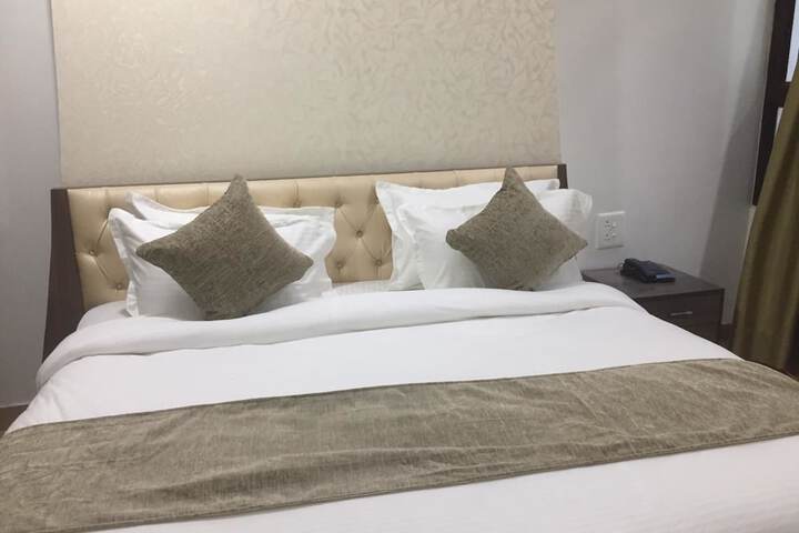 Room 6 of 18
