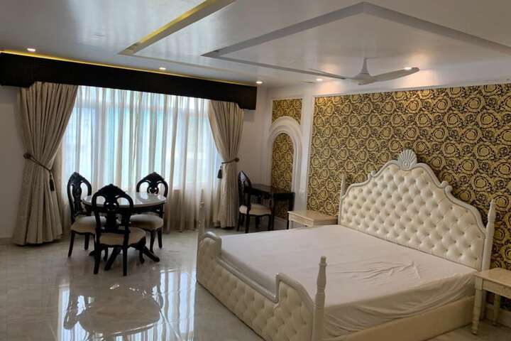 Room 4 of 18