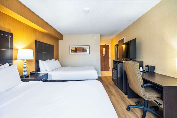 1 Queen Bed (4 of 14)