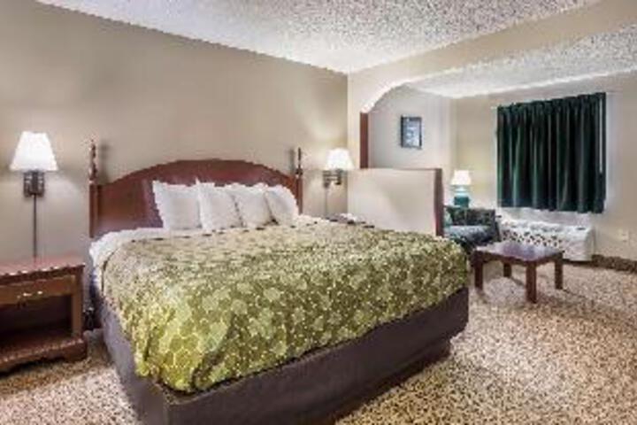 1 King Bed (4 of 13)