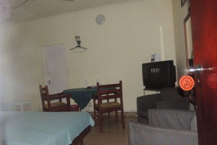Room 6 of 9
