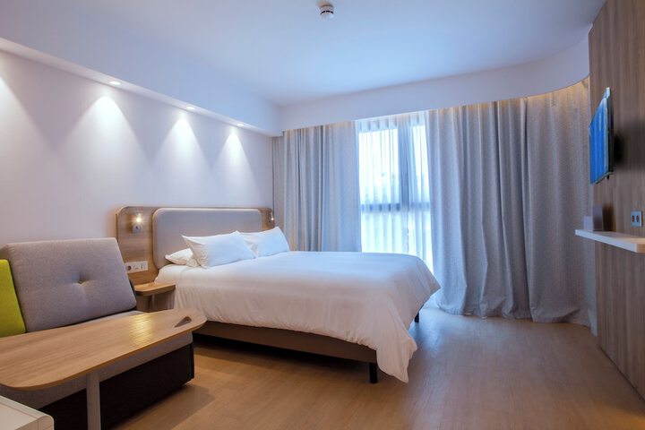 Room 3 of 27