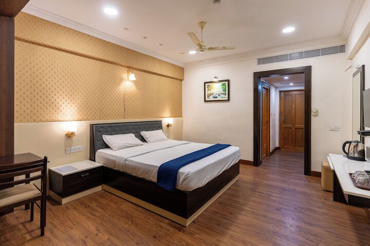 Room 9 of 33