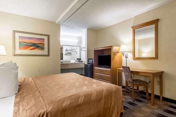 1 King Bed (4 of 5)