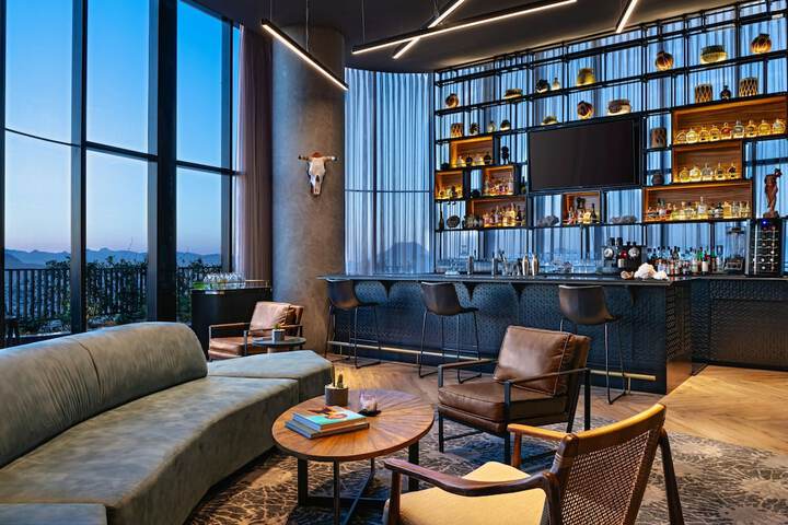 Lounge 43 of 62