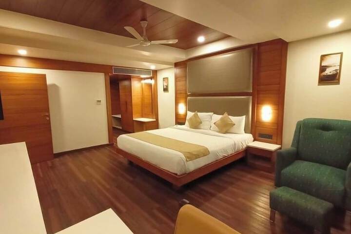 Room 10 of 80