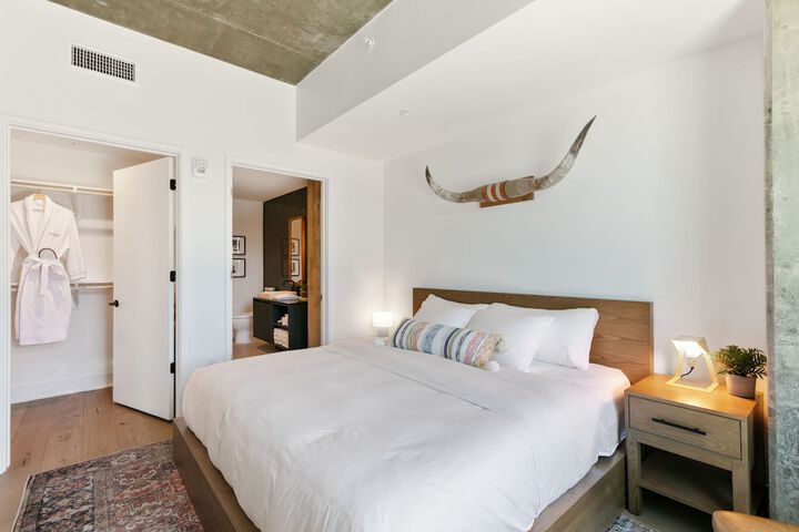 Room 28 of 860