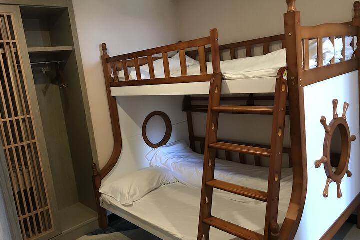 Room 6 of 10