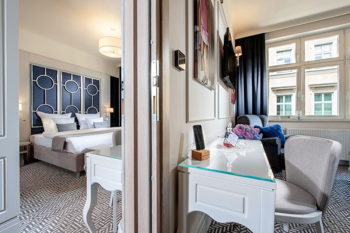 Room 43 of 77