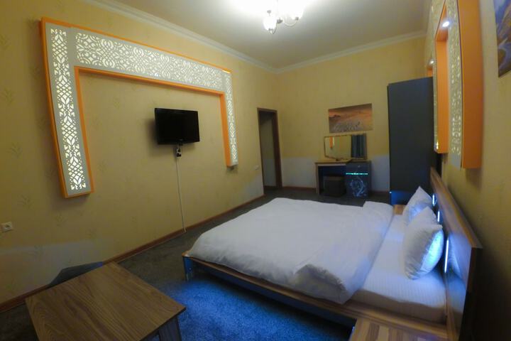 Room 10 of 18