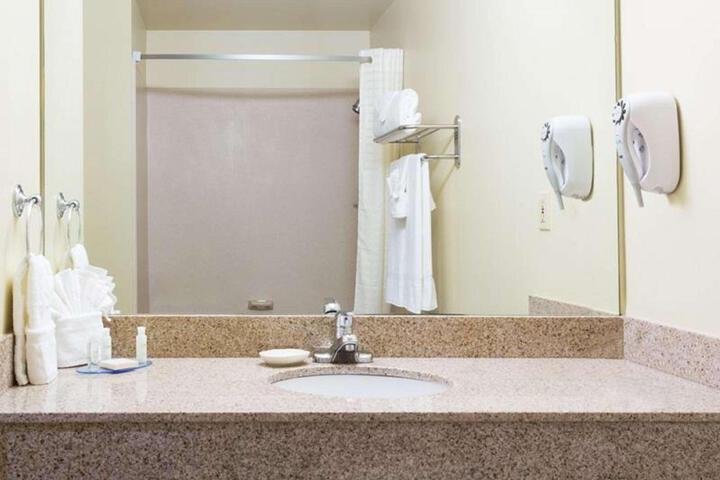 2 Queen Beds High Speed Internet Accessible Microwave and Refrigerator, Coffee Maker Iron and Ironing Board Hairdryer Full Breakfast (4 of 10)