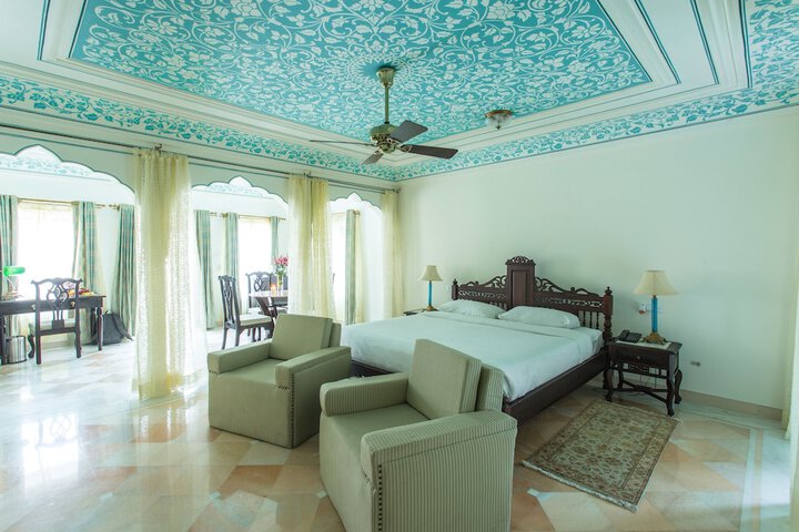 Room 6 of 92