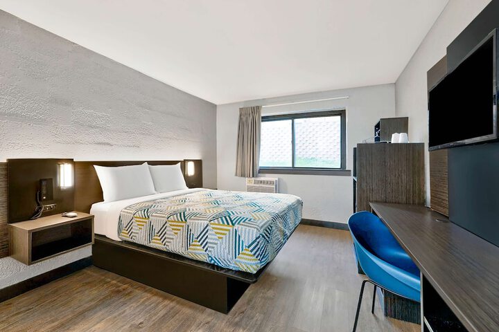 Room 10 of 28