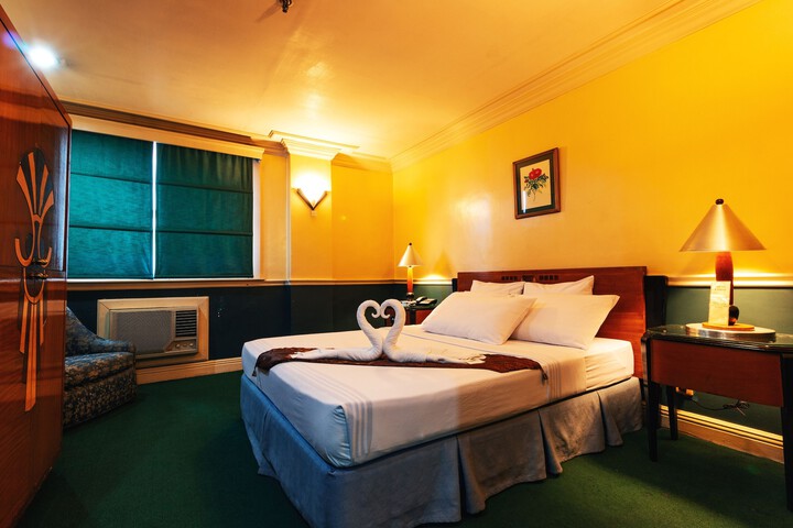 Room 9 of 90