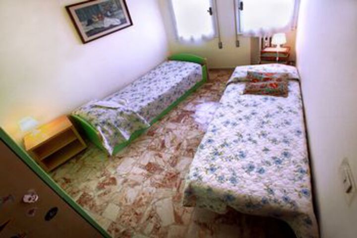 Room 7 of 16