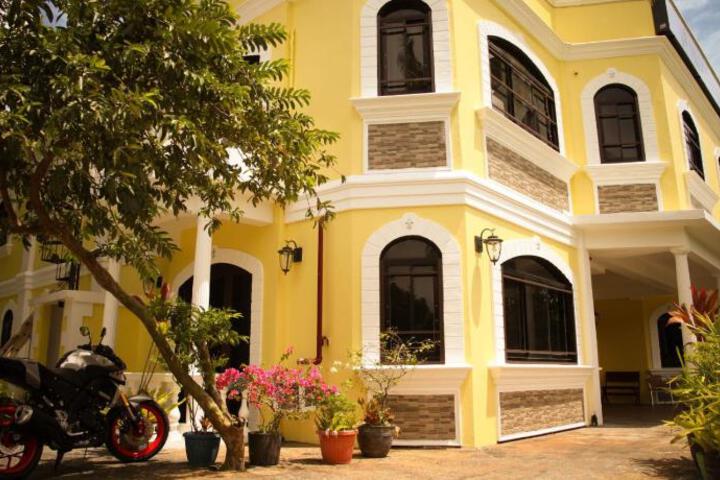 Exterior of Villa Italia Hotel