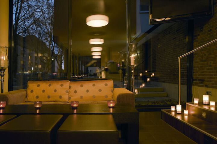 Lounge 21 of 27