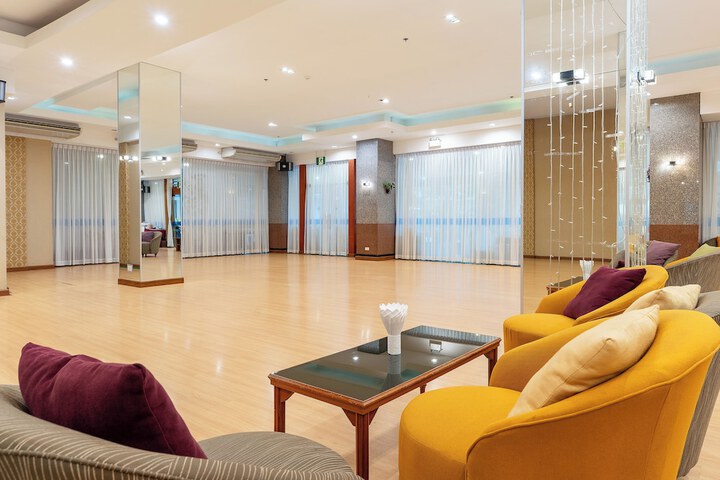 Ballroom/Hall 128 of 140