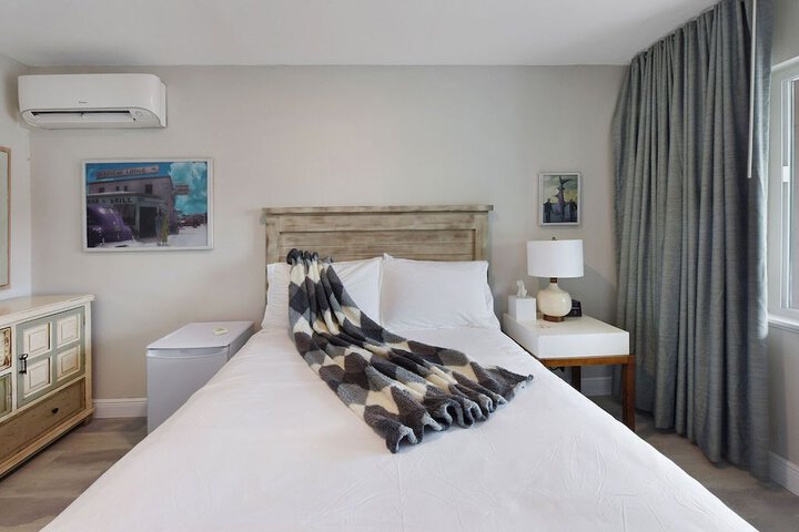 Standard Studio 1 Queen Bed Pets Allowed (45 of 47)