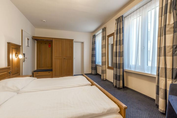 Room 9 of 103