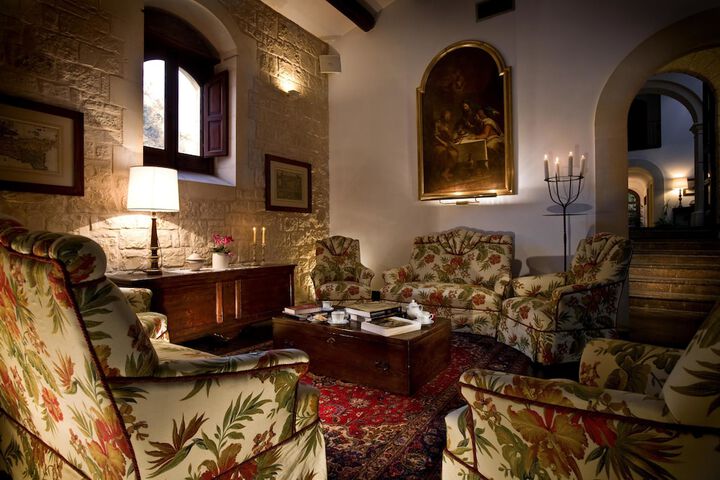 Lounge 95 of 124